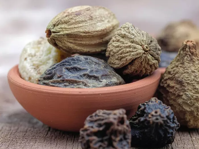 पेट की सफाई के लिए त्रिफला सबसे असरदार, रात में दूध के साथ लें