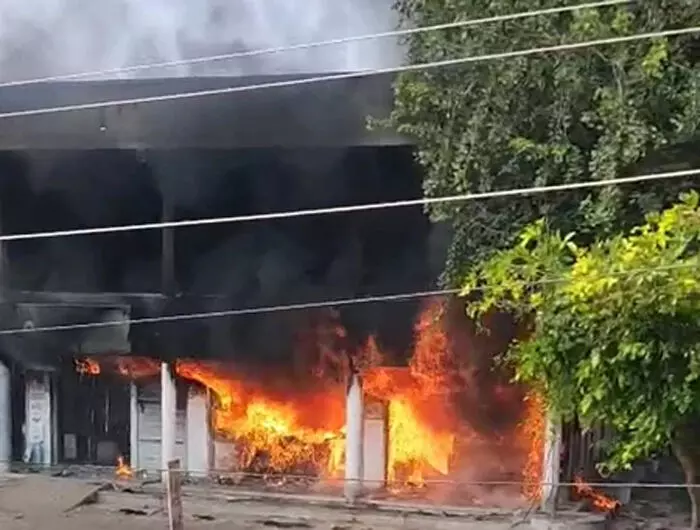 शिरपुर के निमझरी नाका परिसर में भीषण आग, एटीएम और तीन दुकानें राख