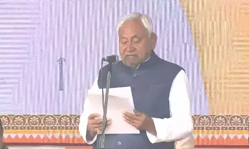 नीतीश कुमार ने 10वीं बार ली सीएम पद की शपथ, पीएम मोदी भी रहे मौजूद नीतीश कुमार ने 10वीं बार ली सीएम पद की शपथ, पीएम मोदी भी रहे मौजूद