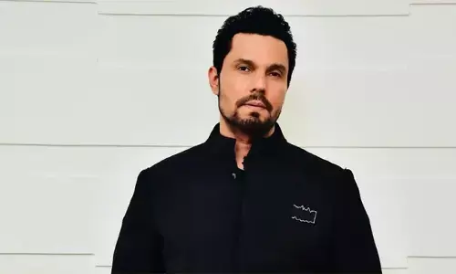 रणदीप हुड्डा ने 120 बहादुर टीम को दी बधाई, बताया त्याग और बहादुरी की शानदार कहानी रणदीप हुड्डा ने 120 बहादुर टीम को दी बधाई, बताया त्याग और बहादुरी की शानदार कहानी