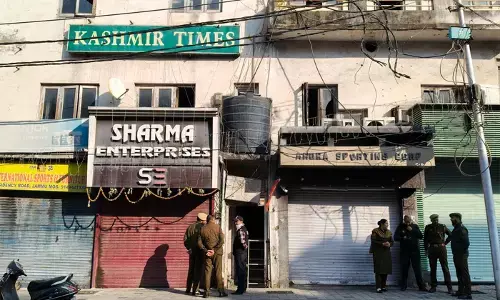 जम्मू-कश्मीर: अखबर के ऑफिस से एके47 राइफल की गोलियां और हैंड-ग्रेनेड पिन बरामद