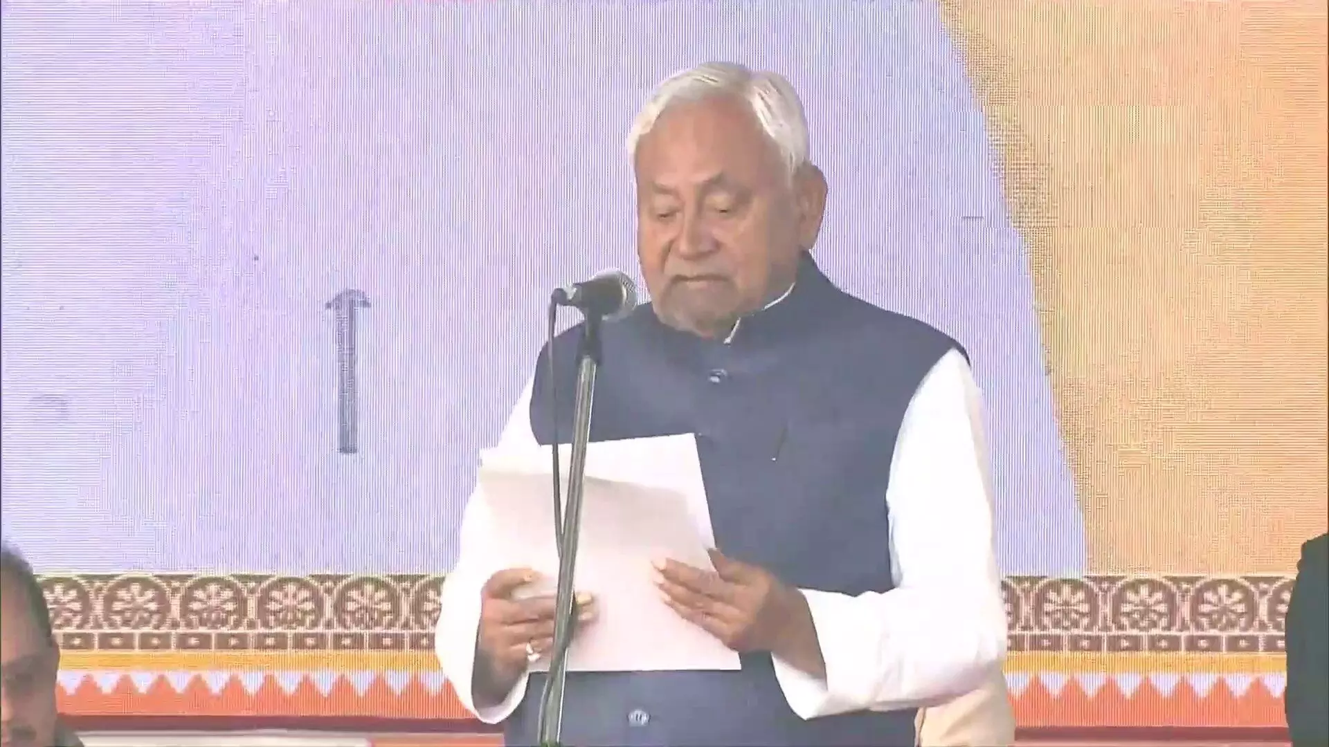 नीतीश कुमार ने 10वीं बार ली सीएम पद की शपथ, पीएम मोदी भी रहे मौजूद