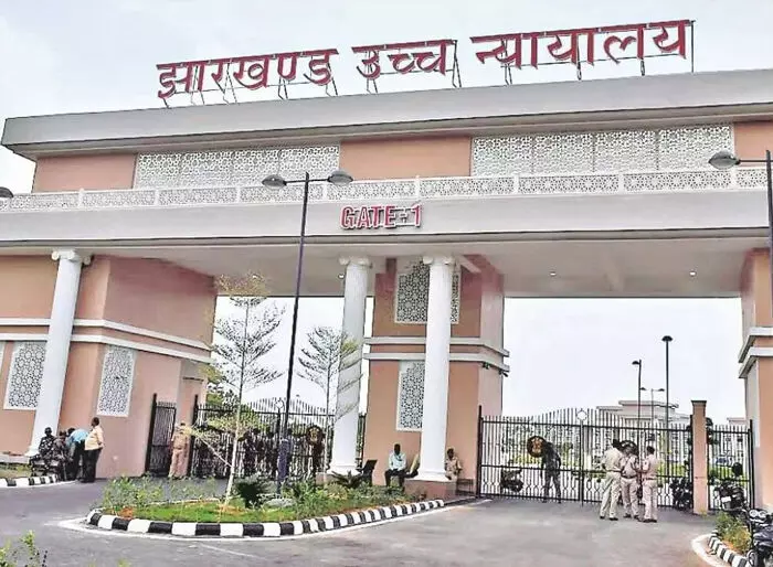 झारखंड हाईकोर्ट ने जेएसएससी से पूछा, सहायक शिक्षक परीक्षा में अधिक अंक वाले मेरिट लिस्ट से कैसे हुए बाहर?