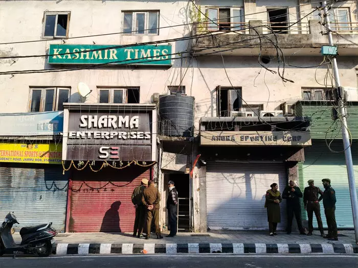 जम्मू-कश्मीर: अखबर के ऑफिस से एके47 राइफल की गोलियां और हैंड-ग्रेनेड पिन बरामद