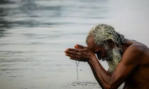 गंगा जल की हर बूंद में छिपी है शांति, सफलता और सौभाग्य का भी उपाय