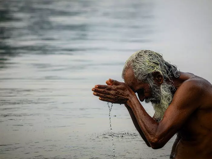 गंगा जल की हर बूंद में छिपी है शांति, सफलता और सौभाग्य का भी उपाय
