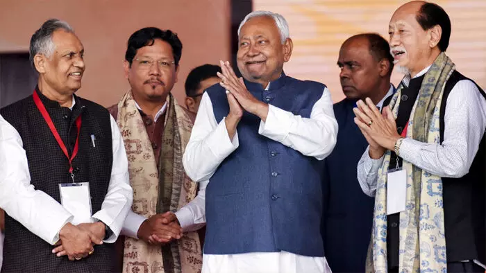 नीतीश कैबिनेट में 26 मंत्री, पुराने चेहरों का दबदबा नीतीश कैबिनेट में 26 मंत्री, पुराने चेहरों का दबदबा