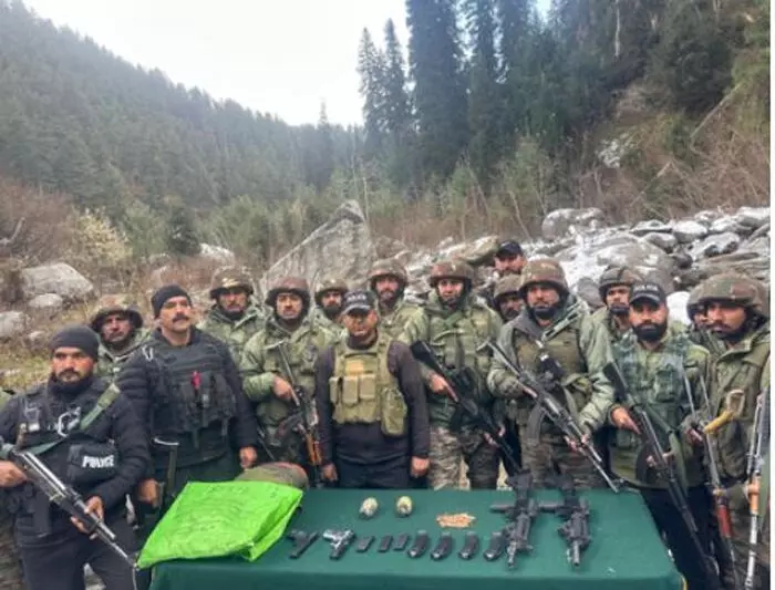 जम्मू-कश्मीर: हंदवाड़ा में सुरक्षा बलों ने आतंकी साजिश का किया भंडाफोड़, गोला-बारूद बरामद जम्मू-कश्मीर: हंदवाड़ा में सुरक्षा बलों ने आतंकी साजिश का किया भंडाफोड़, गोला-बारूद बरामद