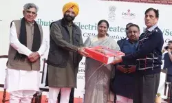 दिल्ली में प्रदूषण रोकने के लिए सीएम रेखा गुप्ता ने आरडब्लूए वॉचमैन में बांटे इलेक्ट्रिक हीटर दिल्ली में प्रदूषण रोकने के लिए सीएम रेखा गुप्ता ने आरडब्लूए वॉचमैन में बांटे इलेक्ट्रिक हीटर