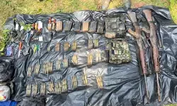 तेलंगाना : एक करोड़ से ज्यादा के इनामी नक्सलियों ने डाले हथियार, मुख्यधारा में लौटने का फैसला तेलंगाना : एक करोड़ से ज्यादा के इनामी नक्सलियों ने डाले हथियार, मुख्यधारा में लौटने का फैसला