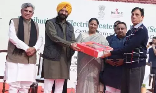 दिल्ली में प्रदूषण रोकने के लिए सीएम रेखा गुप्ता ने आरडब्लूए वॉचमैन में बांटे इलेक्ट्रिक हीटर