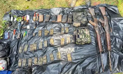 तेलंगाना : एक करोड़ से ज्यादा के इनामी नक्सलियों ने डाले हथियार, मुख्यधारा में लौटने का फैसला