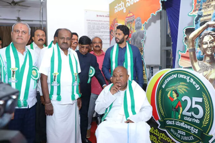 देवगौड़ा फिर से जद एस के राष्ट्रीय अध्यक्ष चुने गए देवगौड़ा फिर से जद एस के राष्ट्रीय अध्यक्ष चुने गए