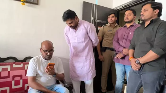 भाषा विवाद को लेकर आत्महत्या करने वाले छात्र के परिजनों से अजित पवार और एकनाथ शिंदे ने की बात भाषा विवाद को लेकर आत्महत्या करने वाले छात्र के परिजनों से अजित पवार और एकनाथ शिंदे ने की बात