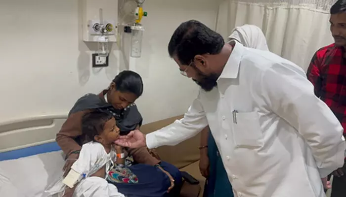 मौत के मुंह से लौटा दो साल का हमदान, एकनाथ शिंदे ने अस्पताल जाकर की मुलाकात मौत के मुंह से लौटा दो साल का हमदान, एकनाथ शिंदे ने अस्पताल जाकर की मुलाकात