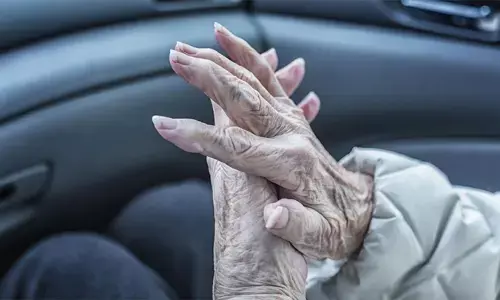 ठंडी हवा की अनदेखी मार: हाइपोथर्मिया से बुज़ुर्ग सबसे ज्यादा खतरे में ठंडी हवा की अनदेखी मार: हाइपोथर्मिया से बुज़ुर्ग सबसे ज्यादा खतरे में