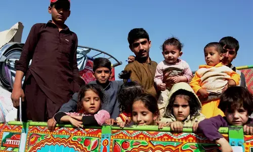 ईरान और पाकिस्तान से एक दिन में 11 हजार से अधिक अफगान शरणार्थियों की जबरन वापसी ईरान और पाकिस्तान से एक दिन में 11 हजार से अधिक अफगान शरणार्थियों की जबरन वापसी