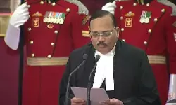 भारत के नए 53वें मुख्य न्यायाधीश बने जस्टिस सूर्यकांत, राष्ट्रपति द्रौपदी मुर्मू ने दिलाई शपथ भारत के नए 53वें मुख्य न्यायाधीश बने जस्टिस सूर्यकांत, राष्ट्रपति द्रौपदी मुर्मू ने दिलाई शपथ