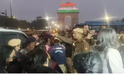 दिल्ली प्रदूषण के खिलाफ प्रदर्शन, प्रदर्शनकारियों ने पुलिस पर मिर्ची स्प्रे से हमला, कई पुलिसकर्मी घायल दिल्ली प्रदूषण के खिलाफ प्रदर्शन, प्रदर्शनकारियों ने पुलिस पर मिर्ची स्प्रे से हमला, कई पुलिसकर्मी घायल