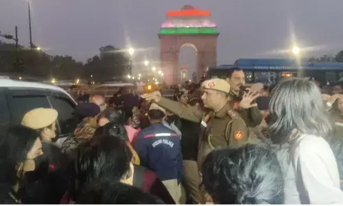दिल्ली प्रदूषण के खिलाफ प्रदर्शन, प्रदर्शनकारियों ने पुलिस पर मिर्ची स्प्रे से हमला, कई पुलिसकर्मी घायल