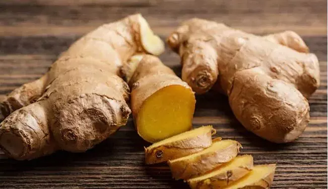 खांसी, जुकाम और गले की खराश का घरेलू इलाज, जानिए कैसे और कितना असरदार है अदरक