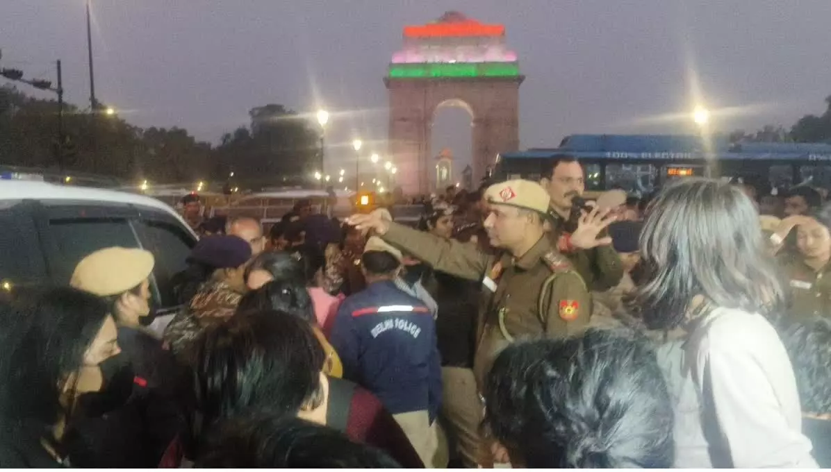 दिल्ली प्रदूषण के खिलाफ प्रदर्शन, प्रदर्शनकारियों ने पुलिस पर मिर्ची स्प्रे से हमला, कई पुलिसकर्मी घायल