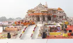 राम मंदिर के शिखर पर ध्वजारोहण से पहले रामभक्त और पुजा​िरयोंब में उत्साह