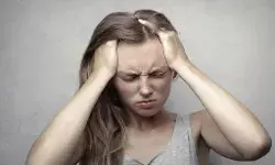 आधे सिर का दर्द साधारण सिरदर्द नहीं, बल्कि माइग्रेन के भी देता है संकेत जानिए लक्षण और उपाय आधे सिर का दर्द साधारण सिरदर्द नहीं, बल्कि माइग्रेन के भी देता है संकेत जानिए लक्षण और उपाय