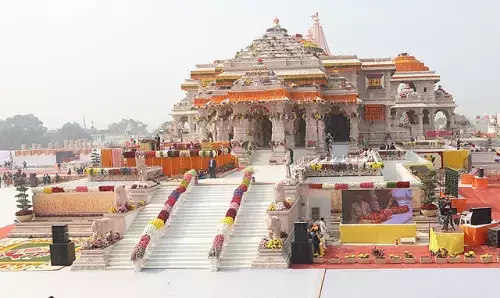 राम मंदिर के शिखर पर ध्वजारोहण से पहले रामभक्त और पुजा​िरयोंब में उत्साह