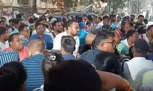 कोलकाता : एसआईआर वर्कलोड को लेकर नाराज बीएलओ, सीईओ कार्यालय के बाहर किया विरोध प्रदर्शन