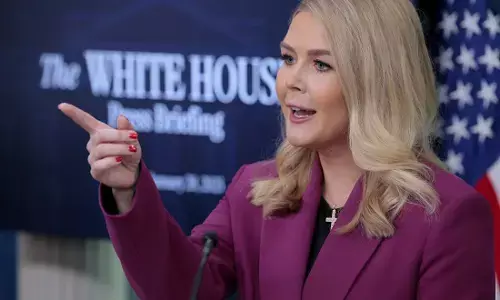 व्हाइट हाउस ने एच-1बी वीजा पर ट्रंप का किया बचाव , बोले- राष्ट्रपति का नजरिया संतुलित और सामान्य समझ पर आधारित