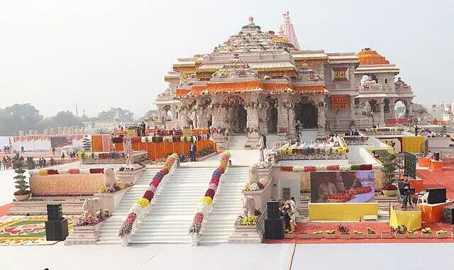 राम मंदिर के शिखर पर ध्वजारोहण से पहले रामभक्त और पुजािरयोंब में उत्साह राम मंदिर के शिखर पर ध्वजारोहण से पहले रामभक्त और पुजािरयोंब में उत्साह
