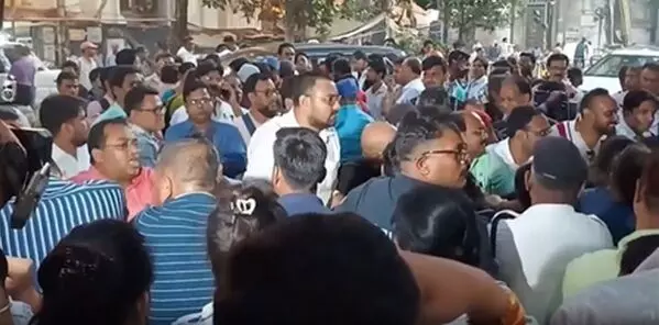 कोलकाता : एसआईआर वर्कलोड को लेकर नाराज बीएलओ, सीईओ कार्यालय के बाहर किया विरोध प्रदर्शन कोलकाता : एसआईआर वर्कलोड को लेकर नाराज बीएलओ, सीईओ कार्यालय के बाहर किया विरोध प्रदर्शन