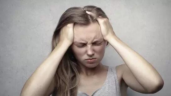 आधे सिर का दर्द साधारण सिरदर्द नहीं, बल्कि माइग्रेन के भी देता है संकेत  जानिए लक्षण और उपाय