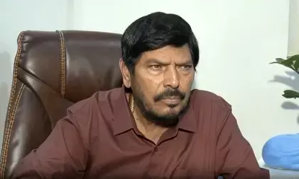 संविधान दिवस पर रामदास आठवले का तंज : ममता देश नहीं हिला सकती, ताकत सिर्फ मोदी में