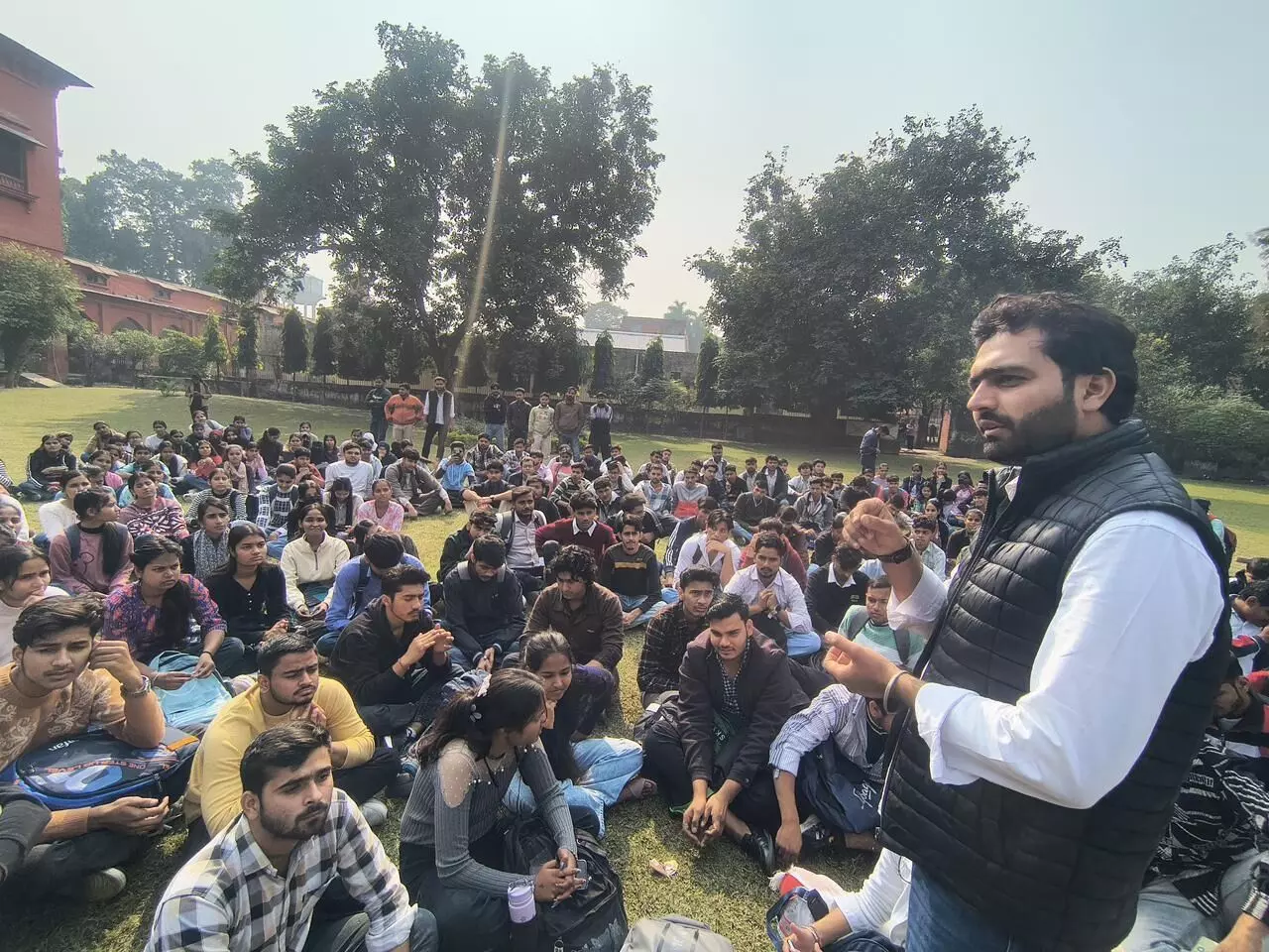 मेरठ कॉलेज में छात्र नेता विजित तालियान के नेतृत्व में छात्र पंचायत का आयोजन, छात्रो ने बढ़ चढ़कर लिया हिस्सा मेरठ कॉलेज में छात्र नेता विजित तालियान के नेतृत्व में छात्र पंचायत का आयोजन, छात्रो ने बढ़ चढ़कर लिया हिस्सा