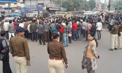मध्य प्रदेश : रायसेन में दुष्कर्म मामले से भड़का सांप्रदायिक तनाव, पुलिस पर पथराव मध्य प्रदेश : रायसेन में दुष्कर्म मामले से भड़का सांप्रदायिक तनाव, पुलिस पर पथराव