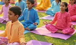 बचपन में योग शुरू करने के लाभ, बच्चों का शरीर, मन और भावनाएं होते हैं मजबूत बचपन में योग शुरू करने के लाभ, बच्चों का शरीर, मन और भावनाएं होते हैं मजबूत