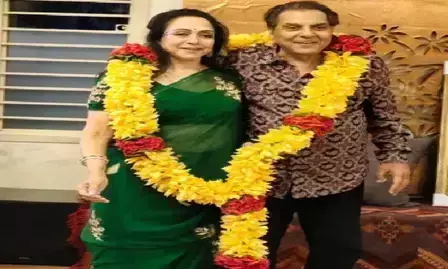 धर्मेंद्र को याद कर हेमा मालिनी ने शेयर की भावुक पोस्ट, लिखा, कुछ प्यारे पारिवारिक पल, बेहद अनमोल तस्वीरें धर्मेंद्र को याद कर हेमा मालिनी ने शेयर की भावुक पोस्ट, लिखा, कुछ प्यारे पारिवारिक पल, बेहद अनमोल तस्वीरें