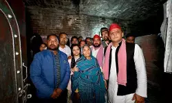 अखिलेश यादव ने मृतक लेखपाल के परिजनों से की मुलाकात, बोले-दलित बीएलओ के आत्महत्या के मामले को लोकसभा में उठायेंगे