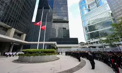 हांगकांग में राष्ट्रीय झंडे को आधा झुकाकर शोक जताया गया