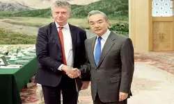 वांग यी ने ब्रिटेन के प्रधानमंत्री के राष्ट्रीय सुरक्षा सलाहकार जोनाथन पॉवेल से मुलाकात की