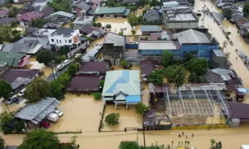 इंडोनेशिया में बाढ़ और भूस्खलन से 174 की मौत, 79 लापता; बचाव अभियान बाधित