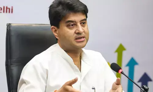 केंद्रीय मंत्री ज्योतिरादित्य सिंधिया ने खाद वितरण केंद्र का औचक निरीक्षण किया केंद्रीय मंत्री ज्योतिरादित्य सिंधिया ने खाद वितरण केंद्र का औचक निरीक्षण किया