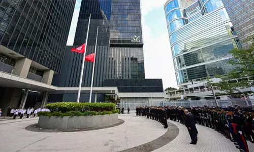 हांगकांग में राष्ट्रीय झंडे को आधा झुकाकर शोक जताया गया