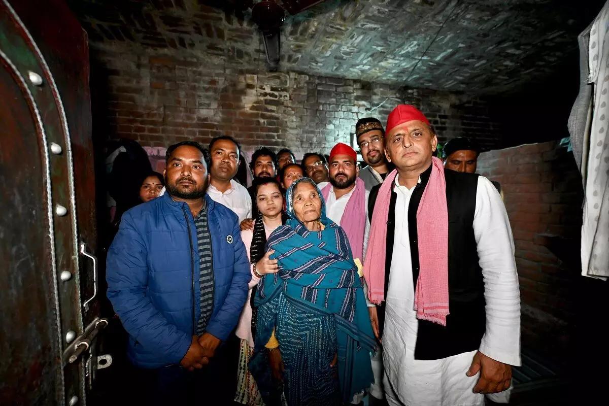 अखिलेश यादव ने मृतक लेखपाल के परिजनों से की मुलाकात, बोले-दलित बीएलओ के आत्महत्या के मामले को लोकसभा में उठायेंगे अखिलेश यादव ने मृतक लेखपाल के परिजनों से की मुलाकात, बोले-दलित बीएलओ के आत्महत्या के मामले को लोकसभा में उठायेंगे