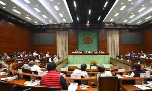 सर्वदलीय बैठक में विपक्षी नेताओं ने उठाए कई मुद्दे, गोगोई ने पार्लियामेंट के नियमों को कमजोर करने का लगाया आरोप