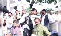 मध्य प्रदेश विधानसभा सत्र की शुरुआत हुई हंगामेदार, कांग्रेस विधायकों ने किया अनोखा प्रदर्शन