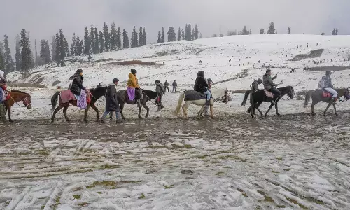 कश्मीर में सभी को बर्फ गिरने का बेसब्री से इंतजार, पहलगाम और गुलमर्ग में होटलवालों को पर्यटकों की उम्मीद