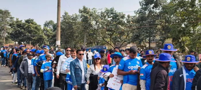 धोनी के शहर में कोहली का जादू, रांची वनडे में मचा धमाल, सुरक्षा तोड़ फैन ने किया दंडवत धोनी के शहर में कोहली का जादू, रांची वनडे में मचा धमाल, सुरक्षा तोड़ फैन ने किया दंडवत